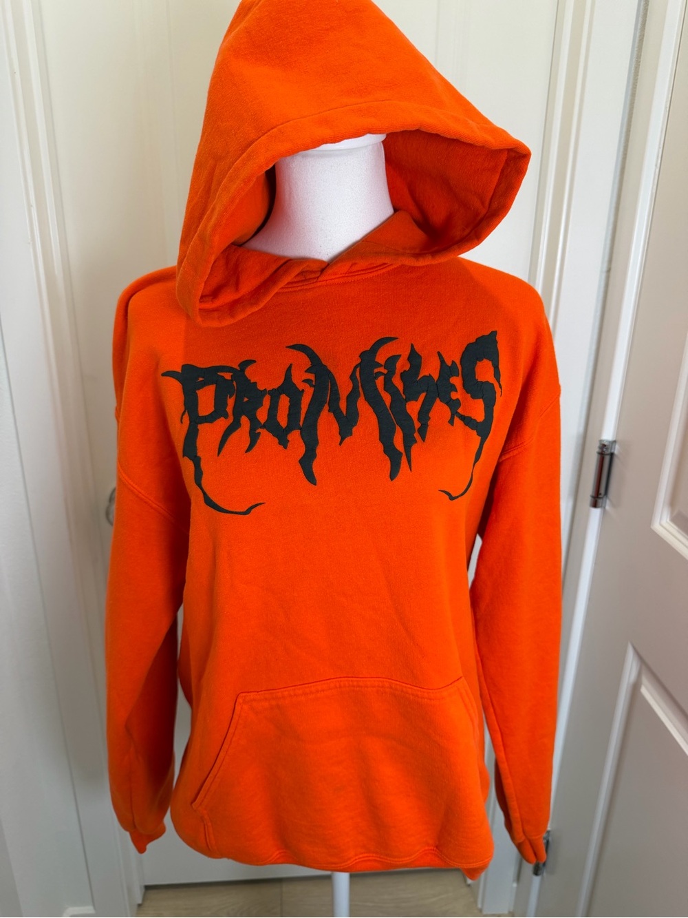 Broken Promises Hoodie Orange Black Graphic Pullover Sweatshirt Men’s Medium